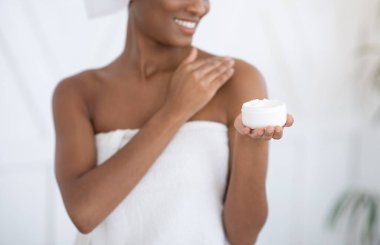 Vücut derisi nemlendirici ve yaşlanmayı önleyen kozmetik ürünlerin reklamı