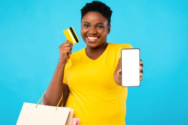 Telefon Ekranı ve Kredi Kartı Gösteren Afrikalı Kadın, Mavi Arkaplan