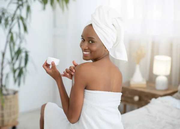 Anti-aging body care, moisturizing and stay at home during lockdown — Stock Photo, Image