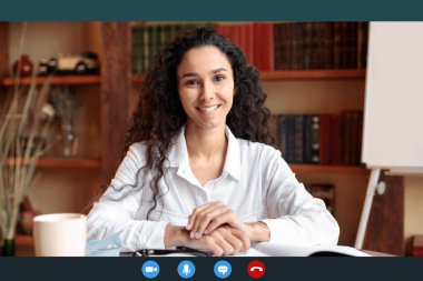 Kameraya bakan kadın çevrimiçi konferans görüşmesi yapıyor.