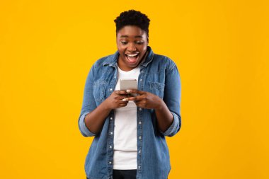 Heyecanlı Afrikalı Kadın Cep Telefonu Kullanıyor Sarı Stüdyo Arkaplanının Üzerinde Duruyor