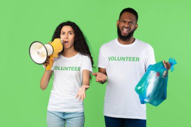 Megafonla bağıran gönüllüler Çöp Torbası, Yeşil Arkaplan