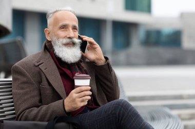 Kahveli yakışıklı son sınıf öğrencisi iş görüşmesine gitti.