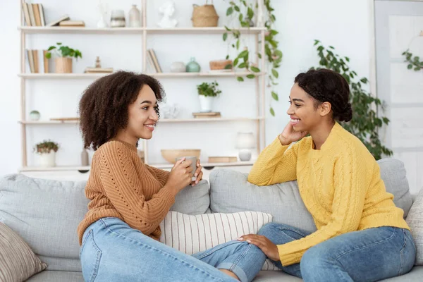 Conversa, reunião em casa e amizade. Jovens senhoras sorridentes falando sobre relacionamentos — Fotografia de Stock