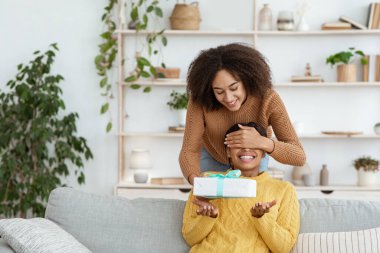 COVID-19 salgını sırasında arkadaş ya da kardeş için doğum günü sürprizi