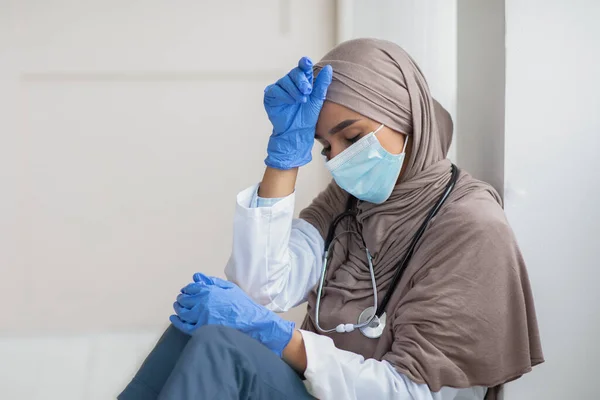 Mujer molesta en el médico de hijab que tiene un día difícil en la clínica —  Fotos de Stock