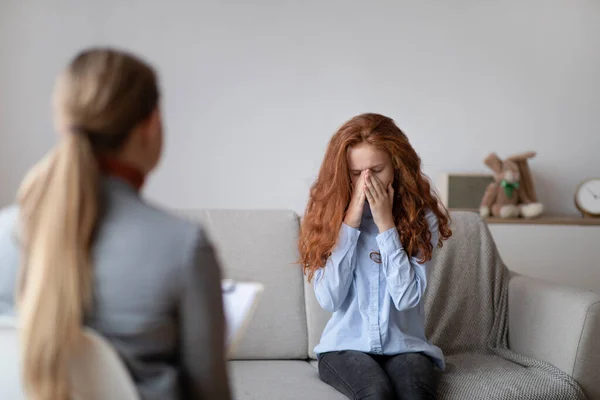 Barnpsykolog. Orolig sorgsen tonåring flicka gråter under samråd — Stockfoto