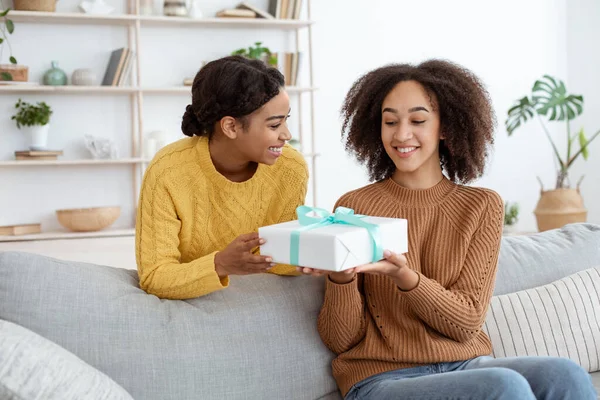 Spännande kvinna att få present från vän på semester, årsdag och födelsedag — Stockfoto
