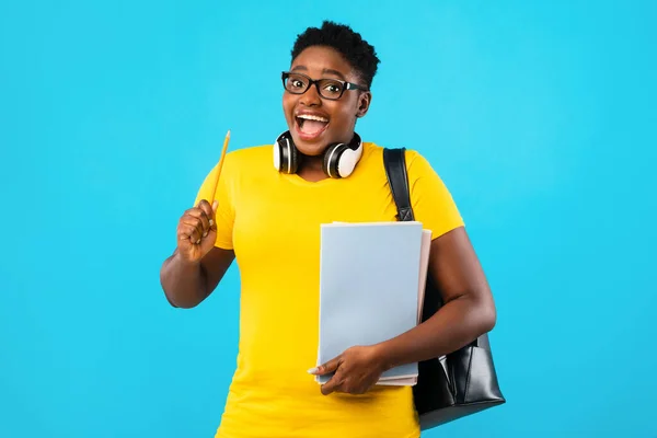 Black Female Student Pointing Pencil Up Having Idea, Blue Background — Stock Photo, Image