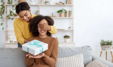 Ev hapsi ve kendini tecrit süresince doğum günü tebrikleri