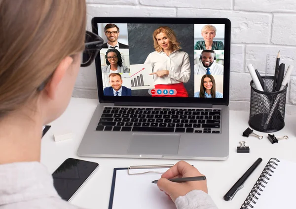 Üzletasszony a laptopnál videohívást kezdeményez kollégáival — Stock Fotó