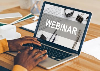 Tanımlanamayan Afro-Amerikan adam modern dizüstü bilgisayarında