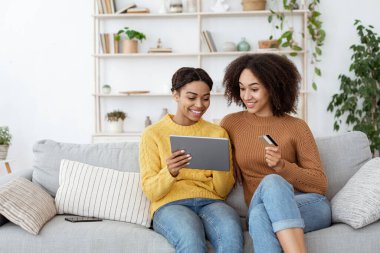 Çevrimiçi alışveriş, e-ticaret, internet bankacılığı ve sezon indirimi