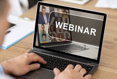 Ofiste çalışırken dizüstü bilgisayarı olan tanınmayan bir adam.