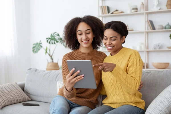 Kommunikation, onlinechatt och videosamtal till familjen under självisolering — Stockfoto