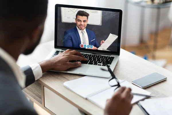 Nero uomo d'affari video chiamata business partner su laptop sul posto di lavoro — Foto Stock