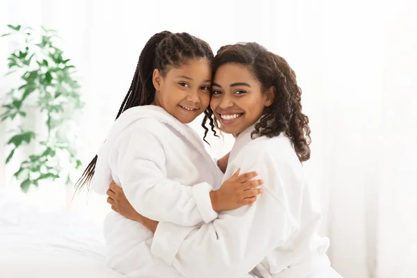 Casa Retrato de feliz amoroso negro familia madre e hija en batas de baño — Foto de Stock