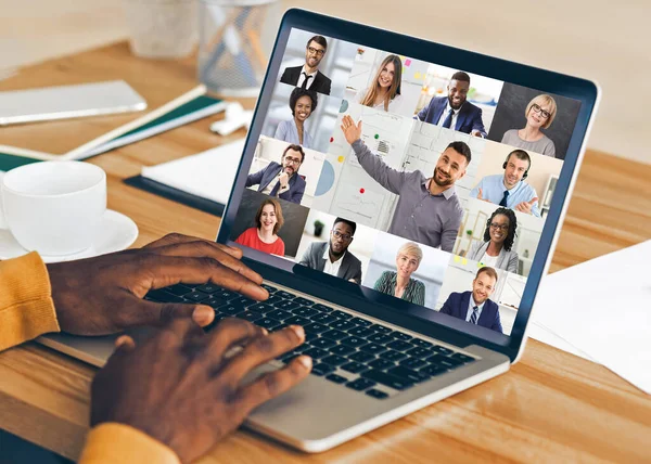 Afrykański biznesmen siedzi na laptopie komunikacji z kolegami Online w pomieszczeniach — Zdjęcie stockowe