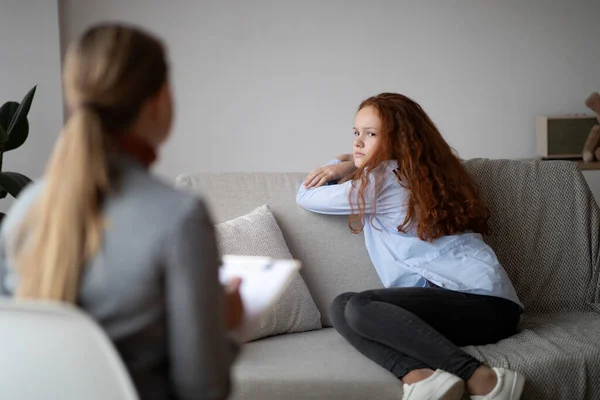 Barnpsykolog. Orolig sorgsen tonåring flicka på konsultation — Stockfoto