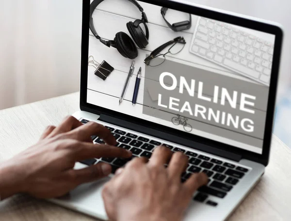 Homem de negócios preto digitando no laptop com inscrição de aprendizagem online — Fotografia de Stock