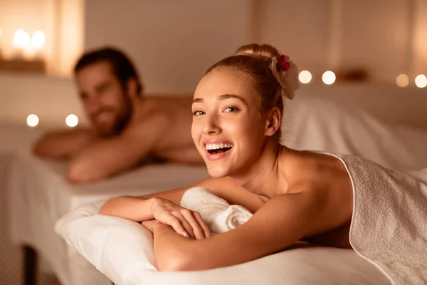 Женщина и бойфренд наслаждаются расслабляющей процедурой красоты, лежащей в спа — стоковое фото