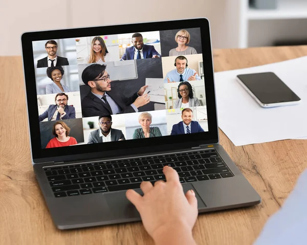 Onherkenbare zakenvrouw heeft online zakelijke bijeenkomst op laptop in kantoor — Stockfoto