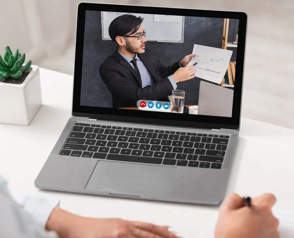 Primer plano de la pantalla del ordenador portátil con el empresario asiático que hace la presentación en línea — Foto de Stock