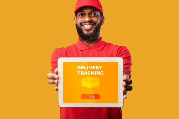 Schwarzer Mann hält Tablet mit Lieferungs-Tracking-App — Stockfoto
