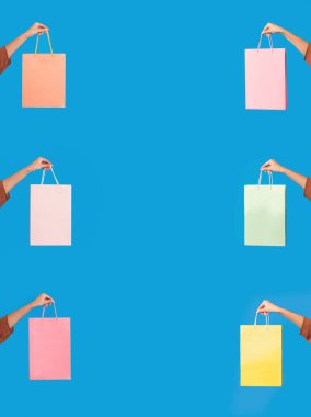 Kadın Elleri Mavi Stüdyo Arkaplanı Üzerindeki Alışveriş Torbaları