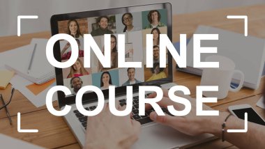 Ofiste çalışan tanınmayan bir adam, online kursa katılıyor.