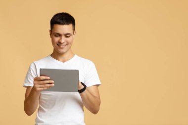 İş, eğlence, dinlenme ve iletişim için çevrimiçi aygıt