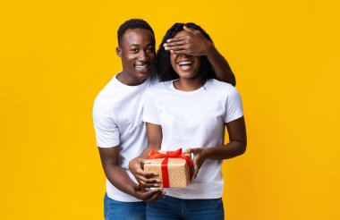 Neşeli Afrikalı adam karısı için sevgililer günü sörfü yaptırıyor.