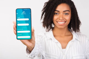 Uçuş Rezervasyon Uygulaması Akıllı Telefon 'da Siyah Kadın Eli Kolajla Açıldı