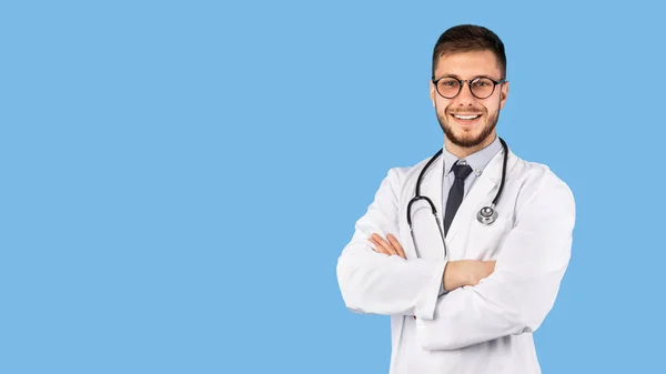 Profissional Doctor Man em branco uniforme posando sobre fundo azul — Fotografia de Stock