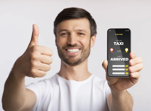 Király Taxi alkalmazás. Man holding Smartphone with Cab Services Rate képernyőn — Stock Fotó