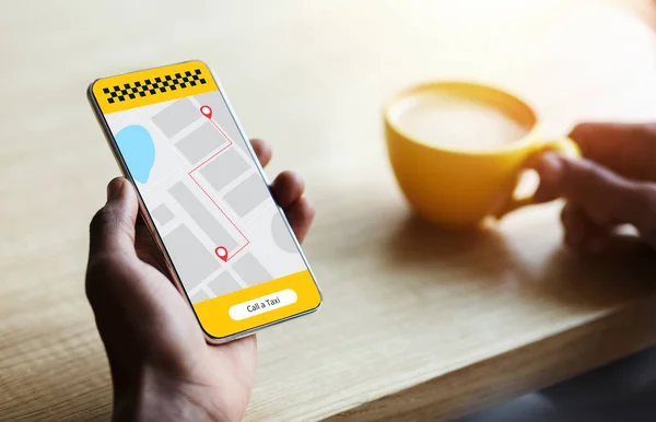 画面上でオンラインタクシー注文アプリとスマートフォンを使用して認識できない男 — ストック写真