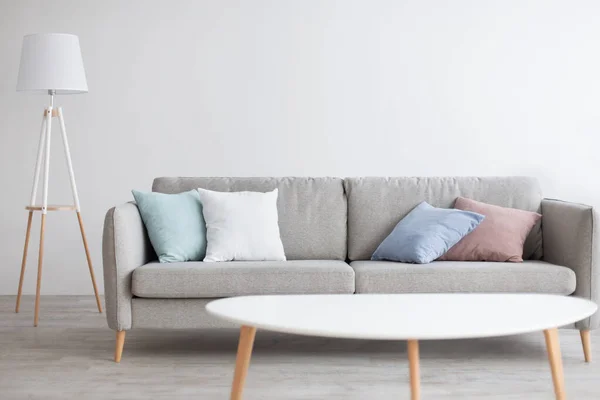 Jednoduchý světlý interiér obývacího pokoje, skandinávský design — Stock fotografie