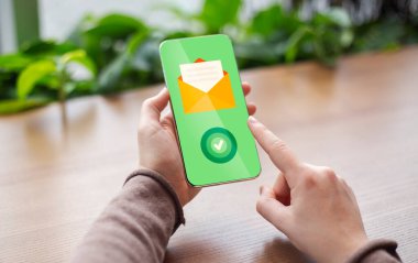 E- posta iletişimi. Açılmış Zarf Simgesiyle Akıllı Telefonu Tutan Kadın ve İşaretle