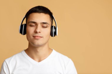 Boş zaman, meditasyon, rahatlama ve müzik eşliğinde dinlenme, covid-19 karantinası sırasında evde kalmak.
