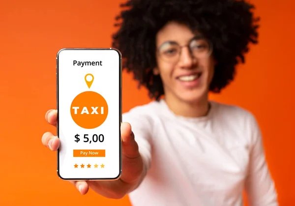 Χαρούμενος μαύρος τύπος κρατώντας smartphone με συναλλαγή πληρωμής ταξί στην οθόνη, κολάζ — Φωτογραφία Αρχείου