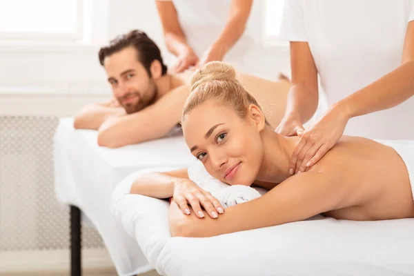Casal Relaxado Recebendo Terapia de Massagem nas Costas Deitado No Spa Juntos — Fotografia de Stock