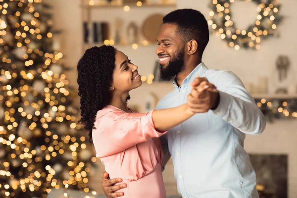 Sorrindo homem negro dançando com sua mulher bonita — Fotografia de Stock