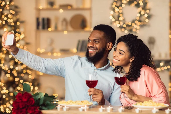 Sorrindo homem negro e mulher tomando selfie em um encontro — Fotografia de Stock