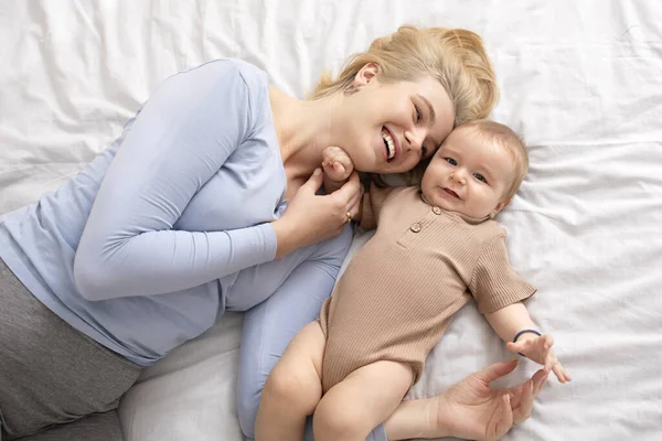 Ovanifrån av mor och barn på sängen — Stockfoto
