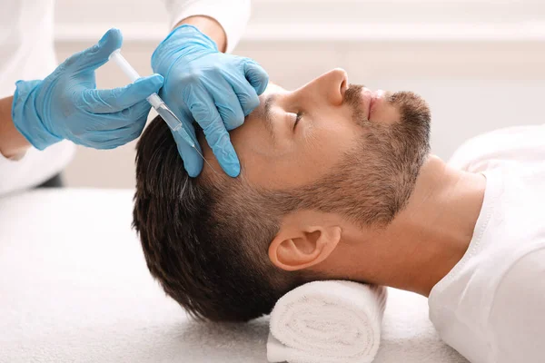 Hombre de mediana edad que tiene tratamiento para el cabello en el salón de belleza —  Fotos de Stock