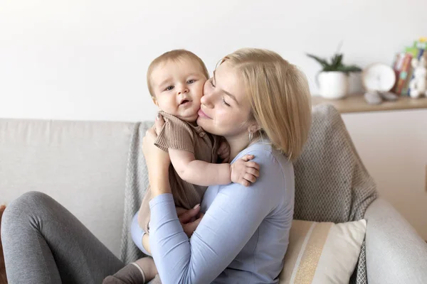 Zärtliche junge Mutter kuschelt mit ihrem kleinen Baby — Stockfoto