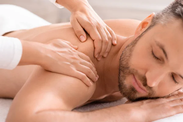 Close-up de homem barbudo ter relaxado massagem corporal — Fotografia de Stock