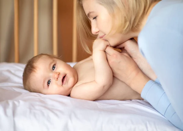 Söt liten bebis och kärleksfull mor, närbild — Stockfoto