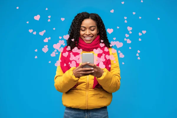 Black Woman Texting On Phone Sending Hearts On Blue Background — Stock Photo, Image