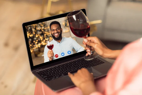 Чорна пара, яка має онлайн-дата, п'є червоне вино — стокове фото